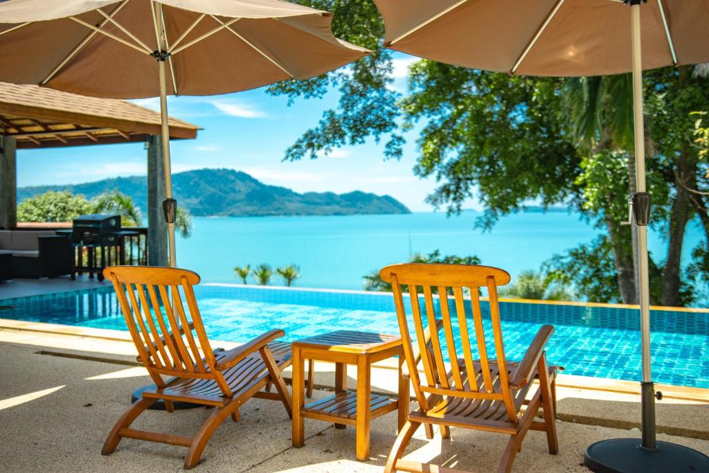 Aoyon Beach, a 5-bedroom Thai-style villa with stunning sea views, 50 meters direct beach access, free maid, – Phuket